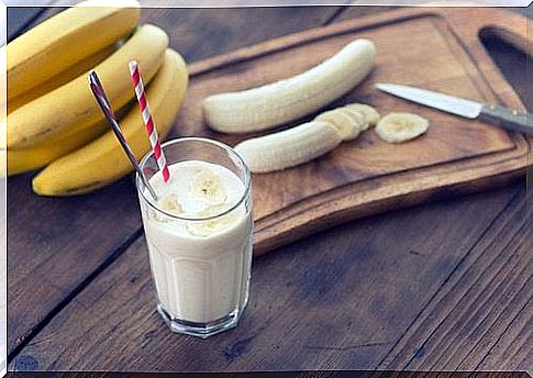 A sweet banana shake tastes delicious and is healthy