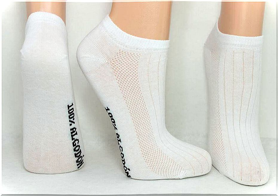 smelly feet - cotton socks