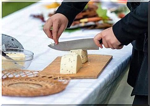 Cutting Cheese: Here's How To Do It Right!
