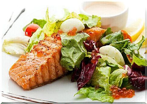 Salmon with lettuce