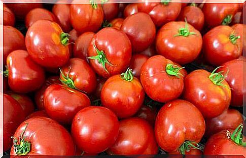 Tomatoes - These foods burn belly fat.