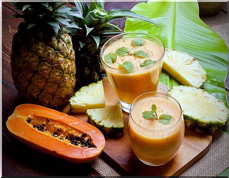 this breakfast with shake with papaya and pineapple is delicious